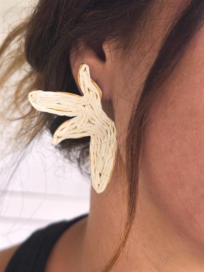 Gold Plaka Üzeri Yarım Çiçek Hasır Küpe