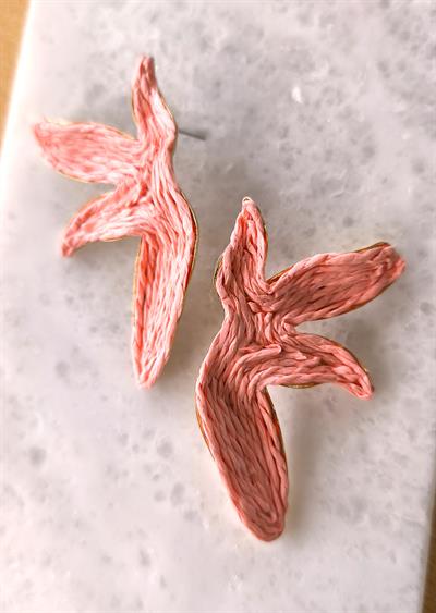 Gold Plaka Üzeri Yarım Çiçek Hasır Küpe