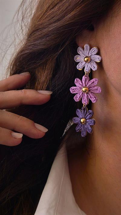 Gold Topçuk Detay Hasır Çiçek Figür Küpe