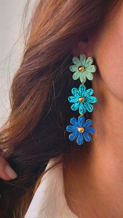 Gold Topçuk Detay Hasır Çiçek Figür Küpe 