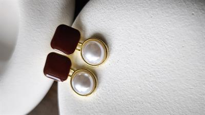 Kahve Detaylı Yuvarlak İncili Minimal Sallantılı Küpe