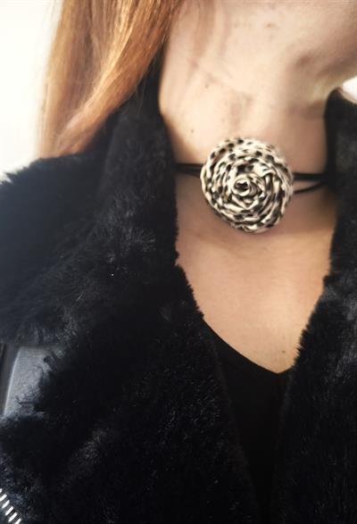 Leopar Desen Çiçek Choker Kolye