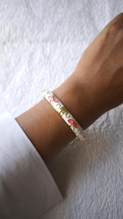 Özel Seri Mine Üzeri Çiçek Figür Kelepçe Bileklik ( İç Çap: 6 Cm ) 