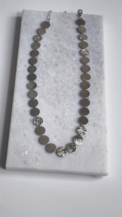 Özel Seri Tırtık Desenli Daire Plaka Sıralı Kolye (43 Cm) 