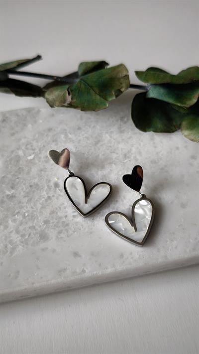 Sedefli Parlak Model Kalp Detaylı Sallantılı Küpe