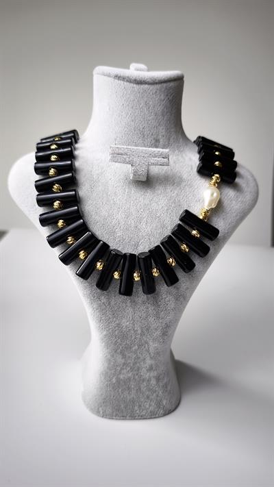 Siyah Asimetrik Çubuk Plaka Sıralı İnci Detaylı Kolye