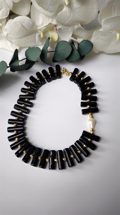 Siyah Asimetrik Çubuk Plaka Sıralı İnci Detaylı Kolye