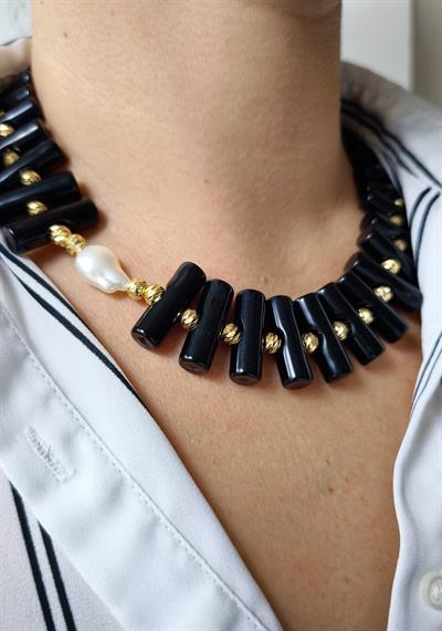 Siyah Asimetrik Çubuk Plaka Sıralı İnci Detaylı Kolye