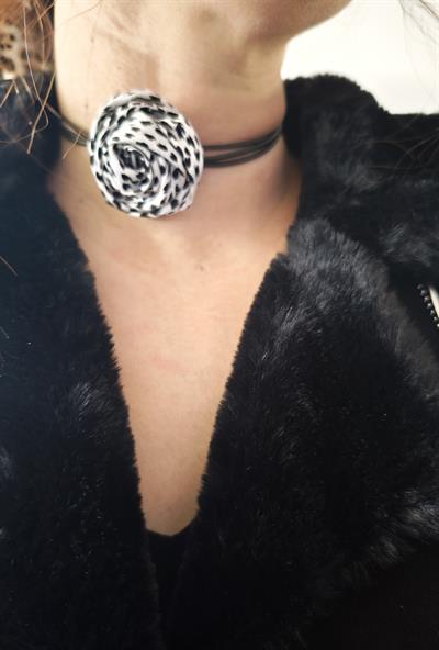 Siyah Beyaz Leopar Desen Çiçek Choker Kolye