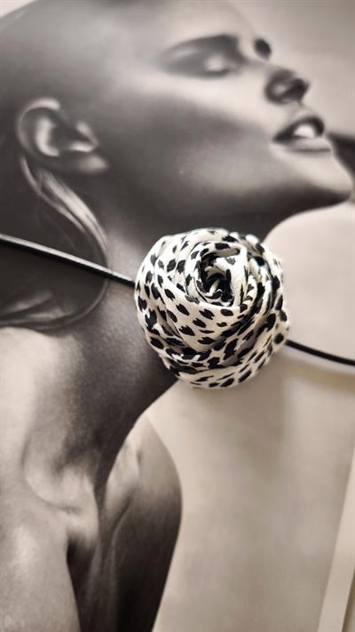 Siyah Beyaz Leopar Desen Çiçek Choker Kolye