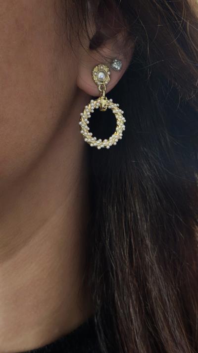 Yuvarlak Plaka Üzeri İncili Sallantılı Küpe