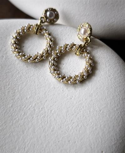 Yuvarlak Plaka Üzeri İncili Sallantılı Küpe