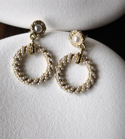 Yuvarlak Plaka Üzeri İncili Sallantılı Küpe