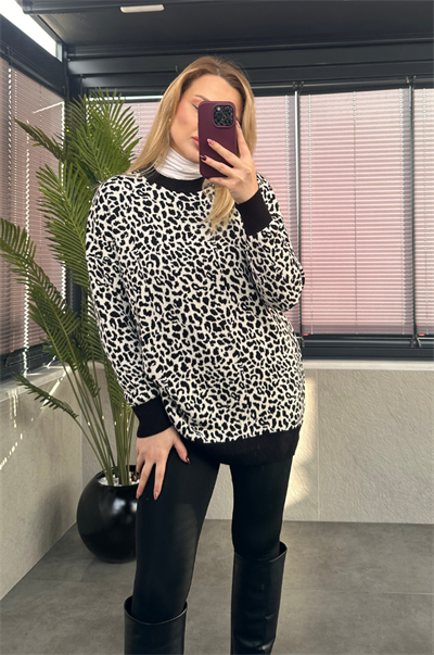 Beyaz Leopar Desenli Yarı Boğazlı Oversize Kazak