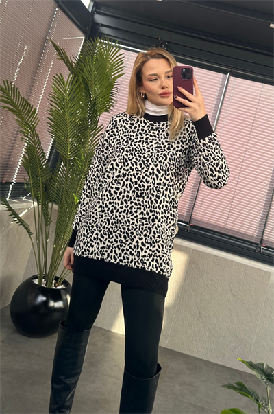 Beyaz Leopar Desenli Yarı Boğazlı Oversize Kazak