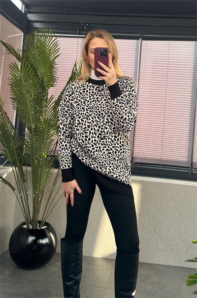 Beyaz Leopar Desenli Yarı Boğazlı Oversize Kazak