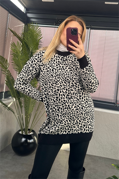 Beyaz Leopar Desenli Yarı Boğazlı Oversize Kazak