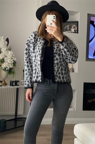 Gri Leopar Desenli Kısa Hırka