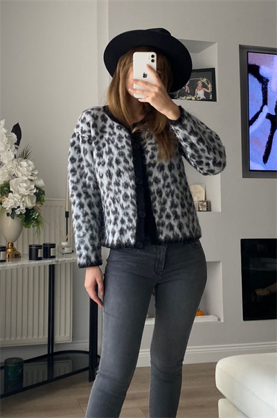 Gri Leopar Desenli Kısa Hırka