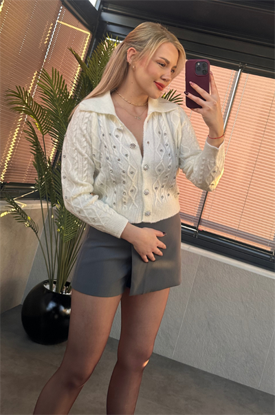 Gümüş İşlemeli Yaka Detaylı Beyaz Örme Hırka