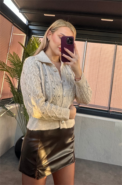 Gümüş İşlemeli Yaka Detaylı Taş Rengi Örme Hırka