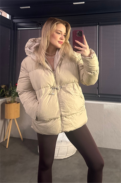 Krem Rengi Kapüşonlu Beli Lastikli Şişme Mont
