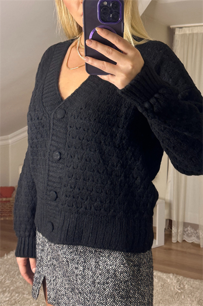 Siyah Delikli Örgü Model Hırka