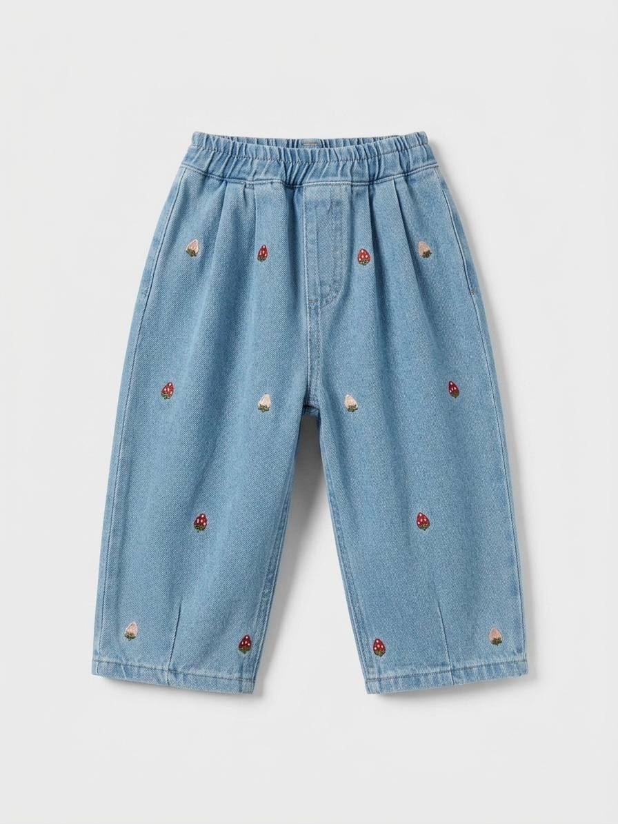 Kız Çocuk Çilek Desenli Jean Balon Pantolon ve Bisiklet Yaka Beyaz T-Shirt İkili Takım