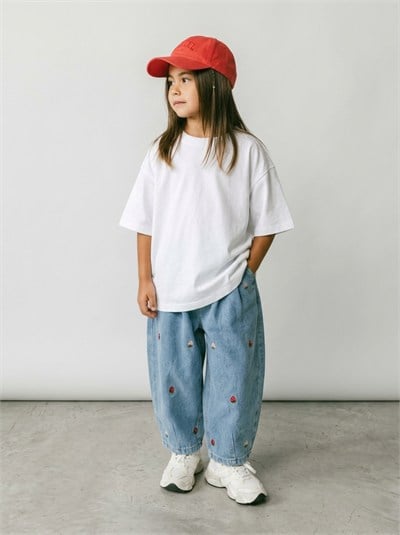 Kız Çocuk Çilek Desenli Jean Balon Pantolon ve Bisiklet Yaka Beyaz T-Shirt İkili Takım