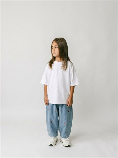 Kız Çocuk Çilek Desenli Jean Balon Pantolon ve Bisiklet Yaka Beyaz T-Shirt İkili Takım