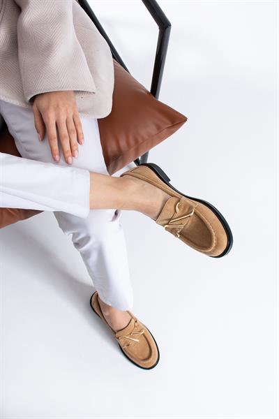 TİTA Kadın Bej Süet Gold Toka Detay Loafer Ayakkabı – Klasik & Modern Ofis Şıklığı