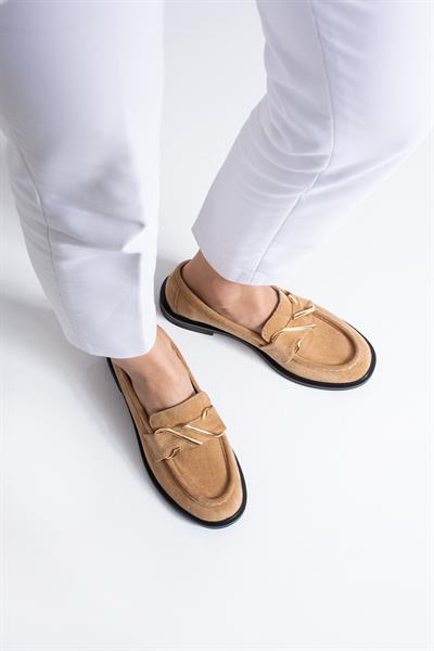 TİTA Kadın Bej Süet Gold Toka Detay Loafer Ayakkabı – Klasik & Modern Ofis Şıklığı