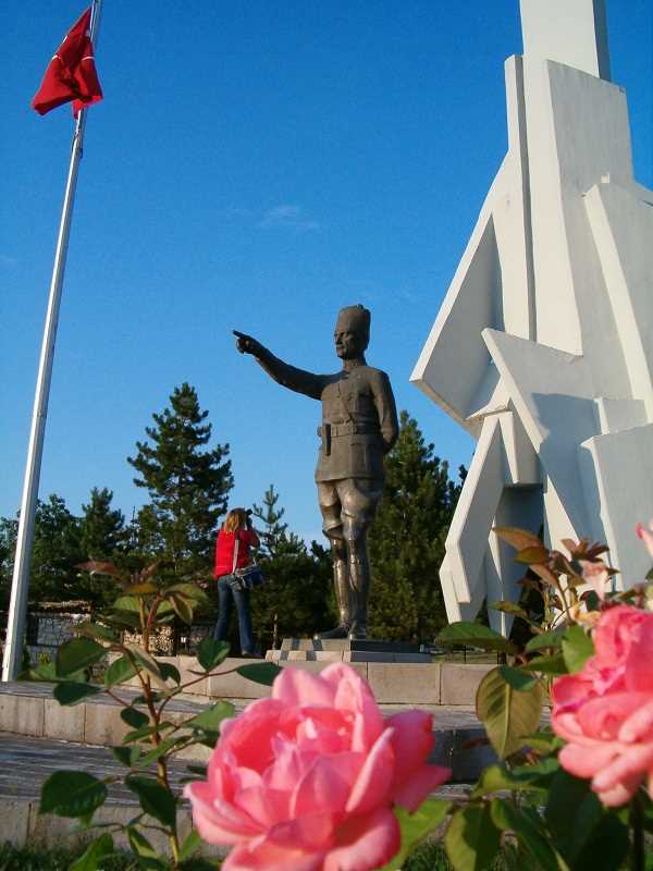 Dumlupınar İlk Hedef Anıtı