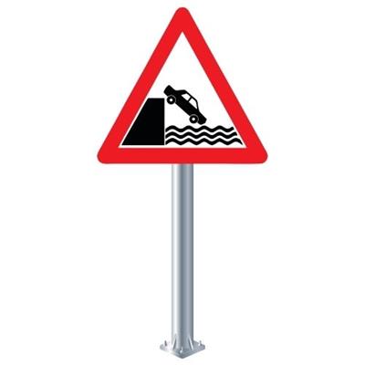 Deniz Ve Nehir Kıyısında Biten Yol Levhası T-6