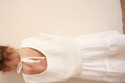 Beyaz Brodeli Sırt Bağlamalı Kız Takım