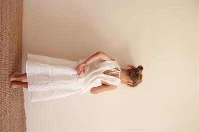 Beyaz Brodeli Sırt Bağlamalı Kız Takım