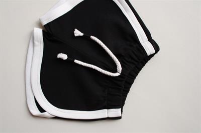 Siyah Biyeli Bağcıklı Şort