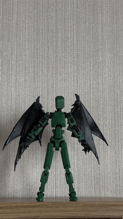 Lucky 13 Aksiyon Figürü Robot Oyuncak 13cm Yeşil Siyah ve Yarasa Kanat Seti