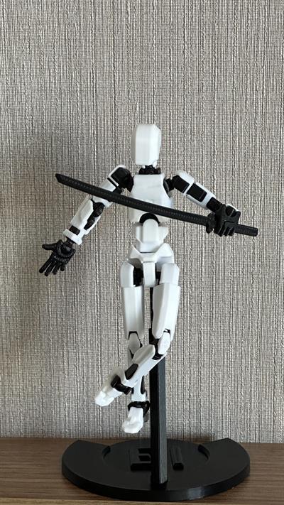 Lucky 13 Aksiyon Figürü Robot Oyuncak 13cm Beyaz Siyah ve Stand Seti