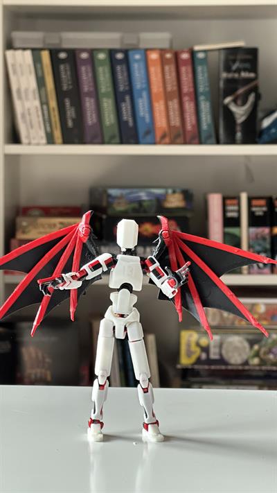 Lucky 13 Aksiyon Figürü Robot Oyuncak 13 cm Beyaz & Kırmızı-Siyah ve Yarasa Kanat