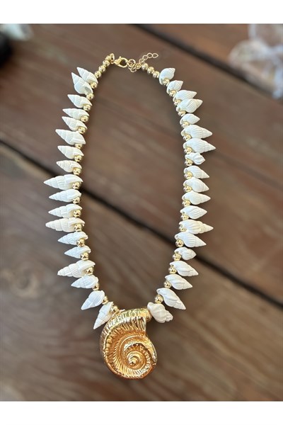 Deniz kabuğu sıralı salyangoz uçlu kolye