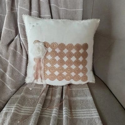 Dantel Detaylı Vintage Tarzı Bej Kırlent Kılıfı