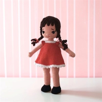 kırmızı elbiseli bebek