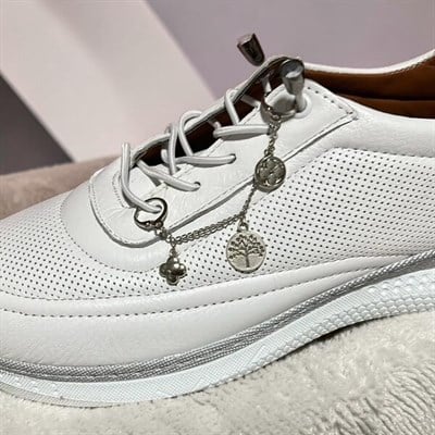 Yonca & Hayatağacı Figürlü Zincir Detaylı Ayakkabı Charmi – Sneaker Süsleme Aksesuarı