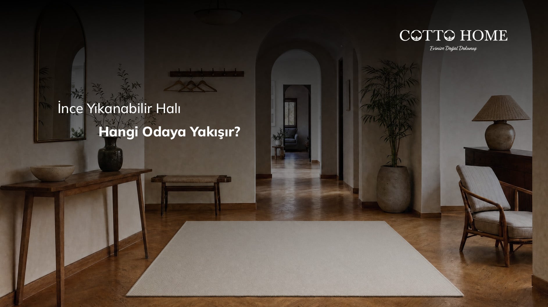 İnce yıkanabilir halının kapı altından sorunsuz geçtiği ve sürtünme yapmadığı kullanım görünümü.