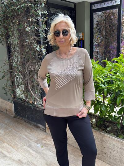 Saten Garnili Nakış Detaylı Truvakar Bluz