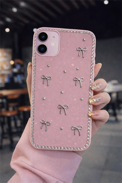 İPhone 15 Uyumlu Fiyonk Figürlü Simli İnci Taşlı Lüx Silikon Kılıf Pembe