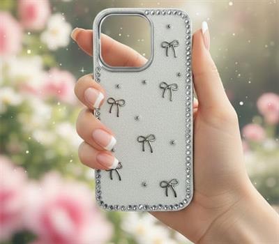 İPhone 16 Uyumlu Fiyonk Figürlü Simli İnci Taşlı Lüx Silikon Kılıf Krem