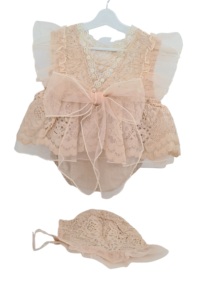 Kız Bebek Bej Dantel Kurdele Kemerli Aksesuarlı Dantel Şapkalı Tulum Elbise
