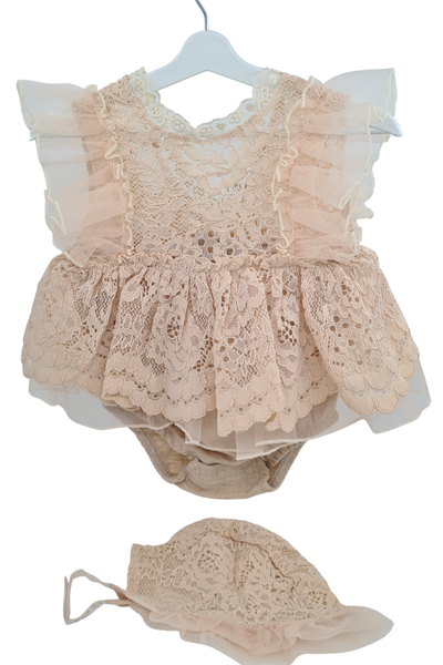 Kız Bebek Bej Dantel Kurdele Kemerli Aksesuarlı Dantel Şapkalı Tulum Elbise